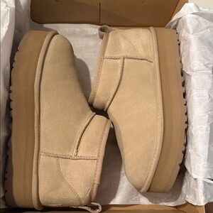 UGG Classic Ultra Mini Platform - Sand, Big Kids, Size 5
